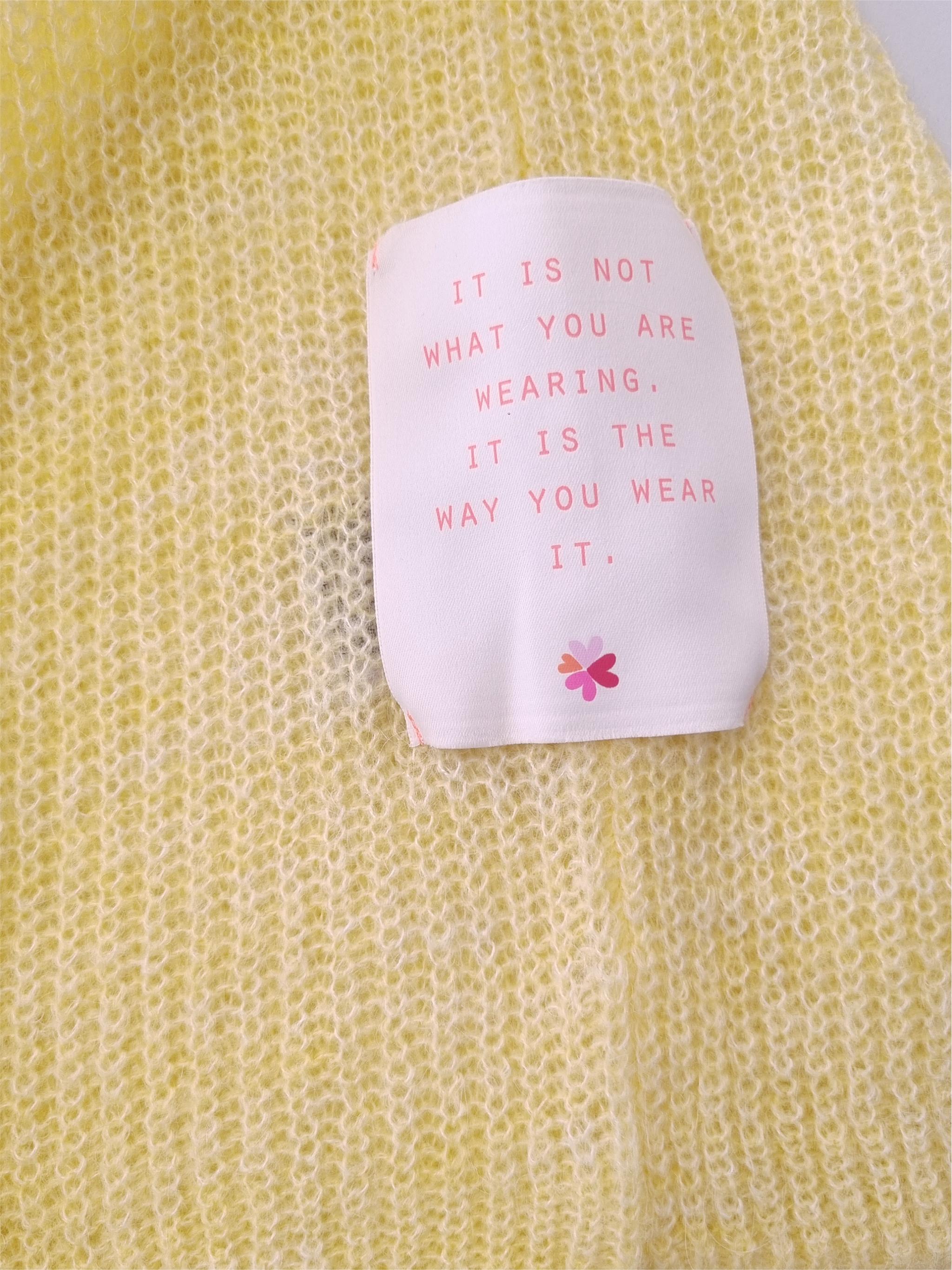 Leichter Strickpullover mit Herzblume