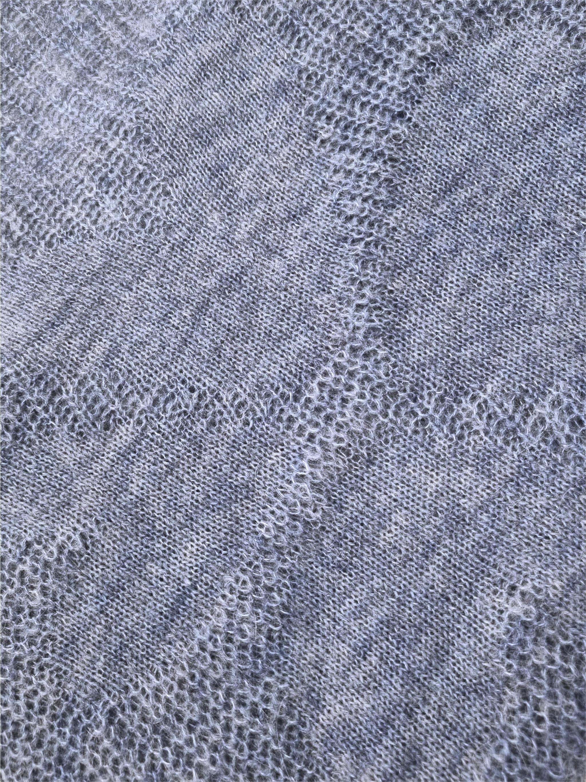 Lightweight cardigan with heart flower