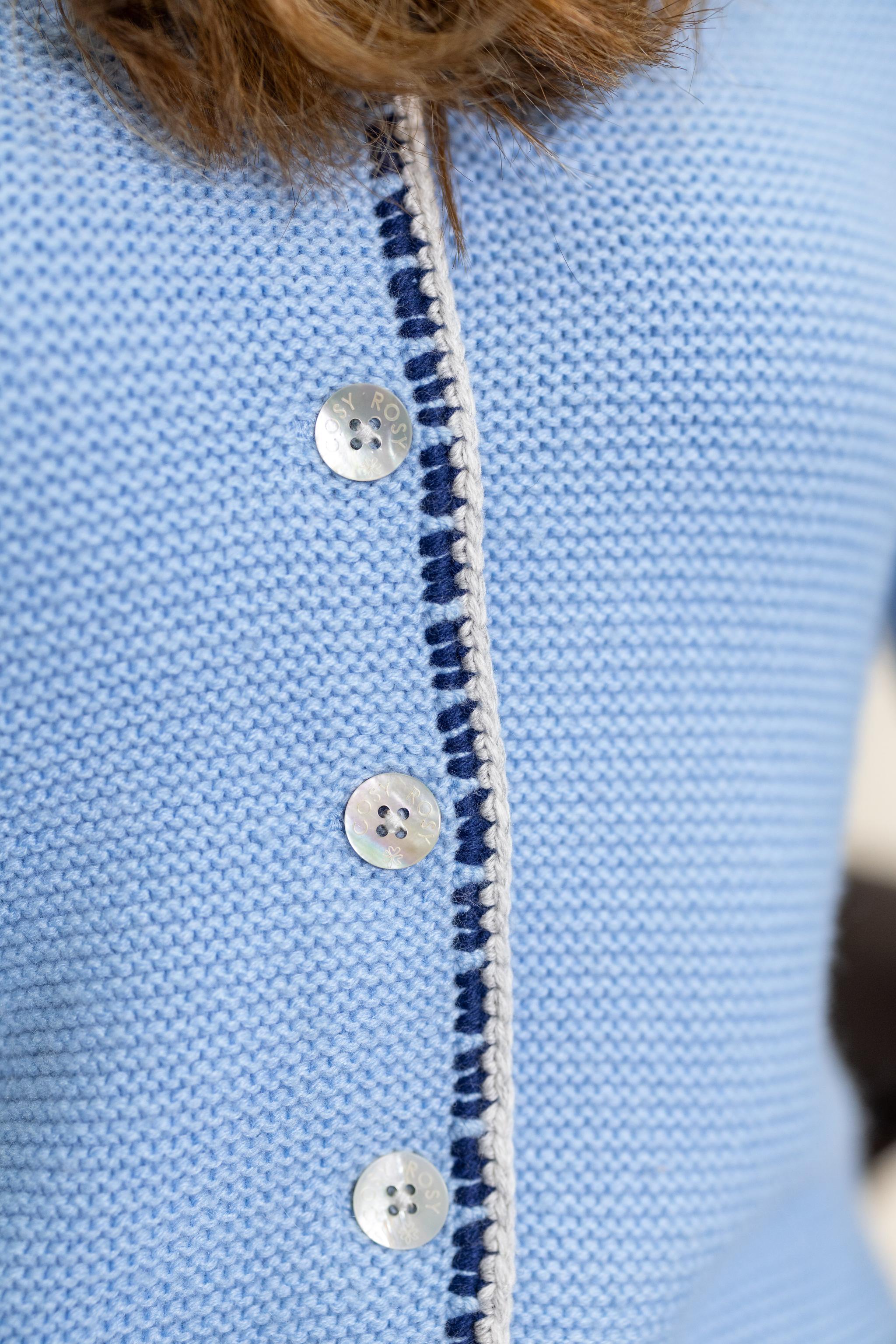 Strickjacke mit Kapuze und Herzblumenstickerei