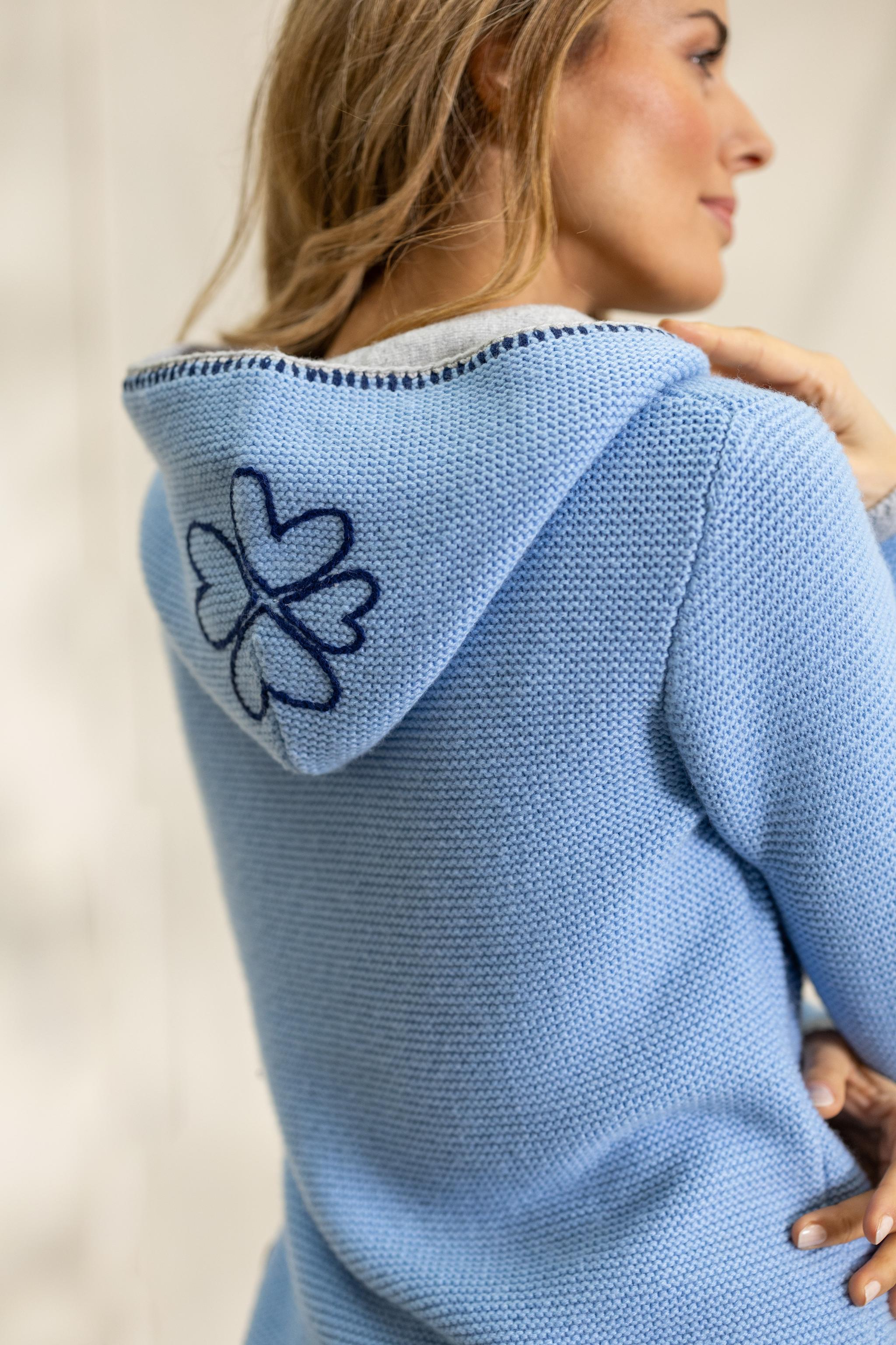 Strickjacke mit Kapuze und Herzblumenstickerei
