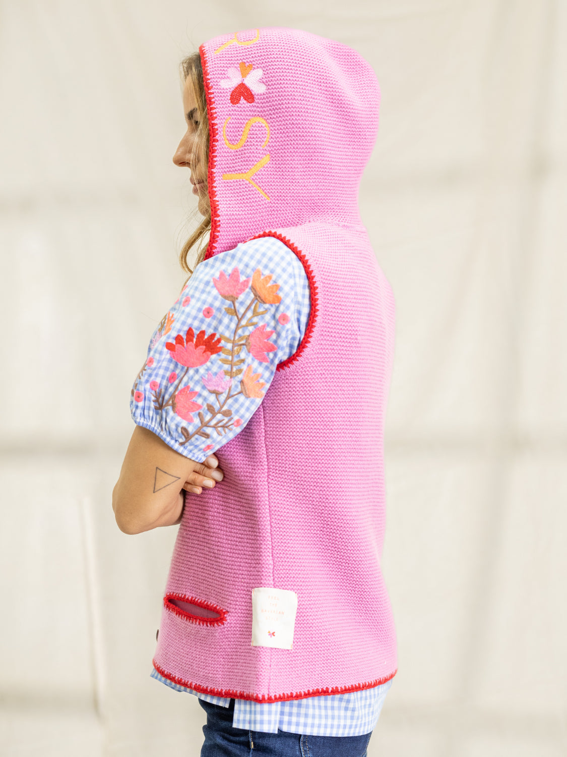 Gilet en maille à capuche brodé
