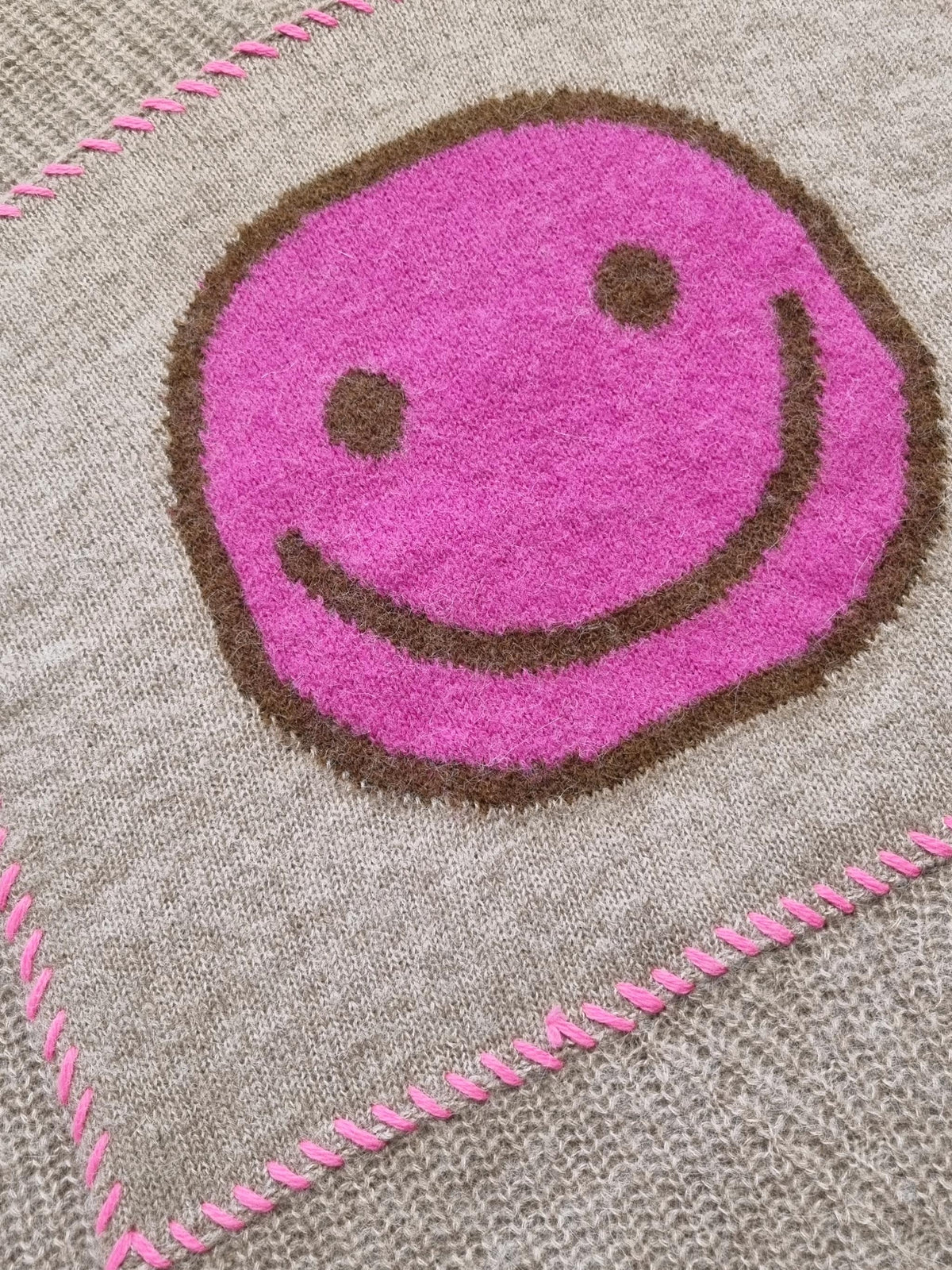 Damen Strickpullover mit Kapuze und Smilie Patch am Rücken aus Woll-Alpaka Mischung - DaisyC