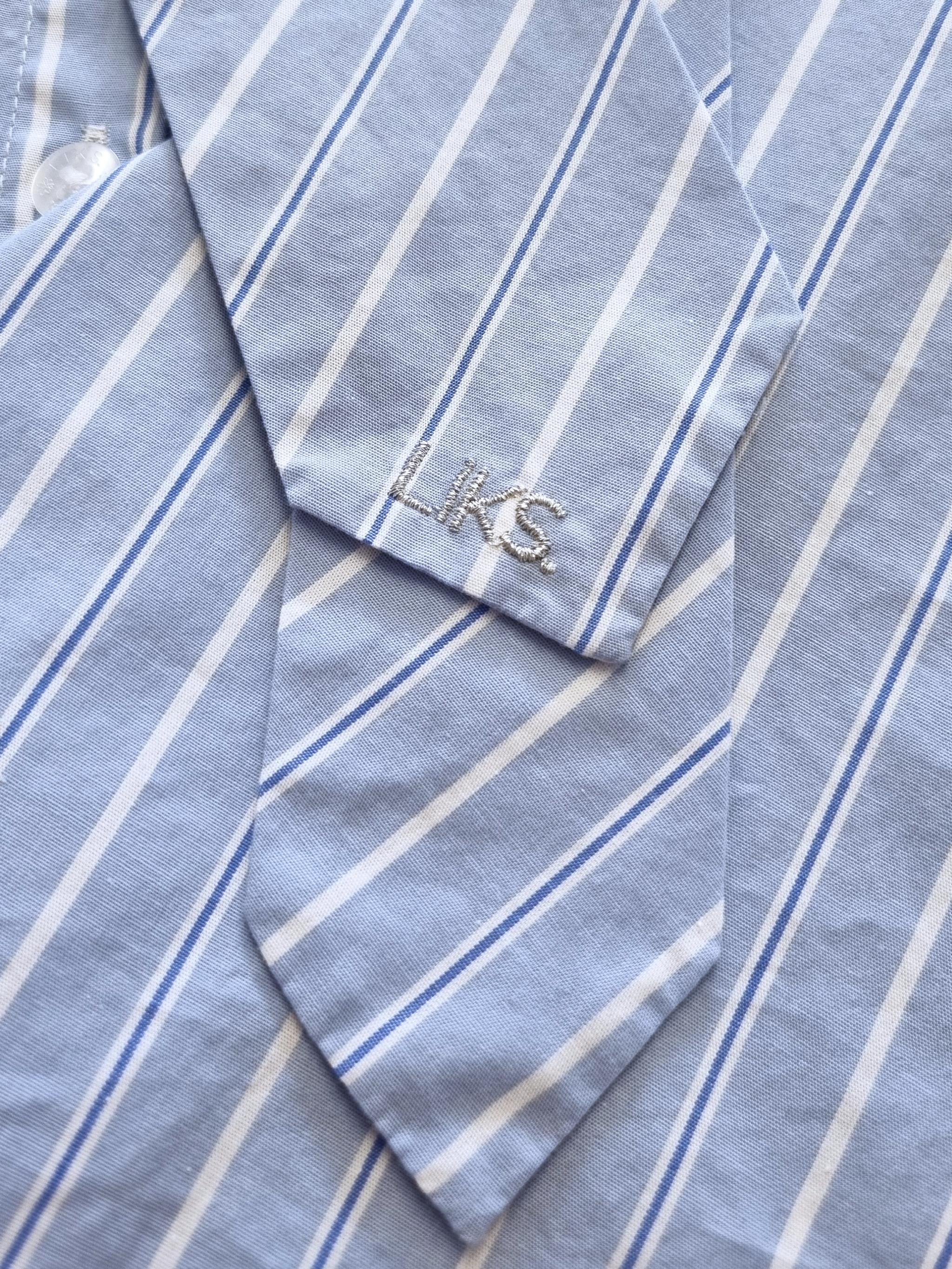 Damen Bluse gestreift mit Krawatte, Rückenfalte und Stickerei an den Manschetten - GloriaC
