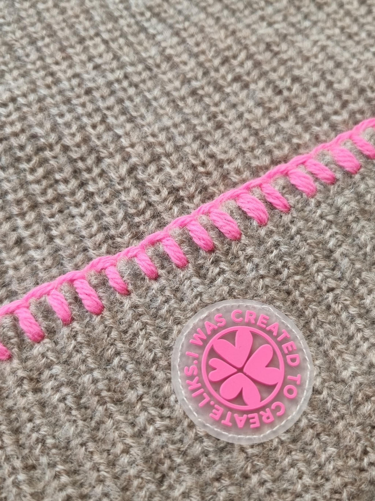 Damen Strickmütze mit Logopatch und kontrastfarbenem Handstich aus Woll - Alpaka - Mischung - Davina