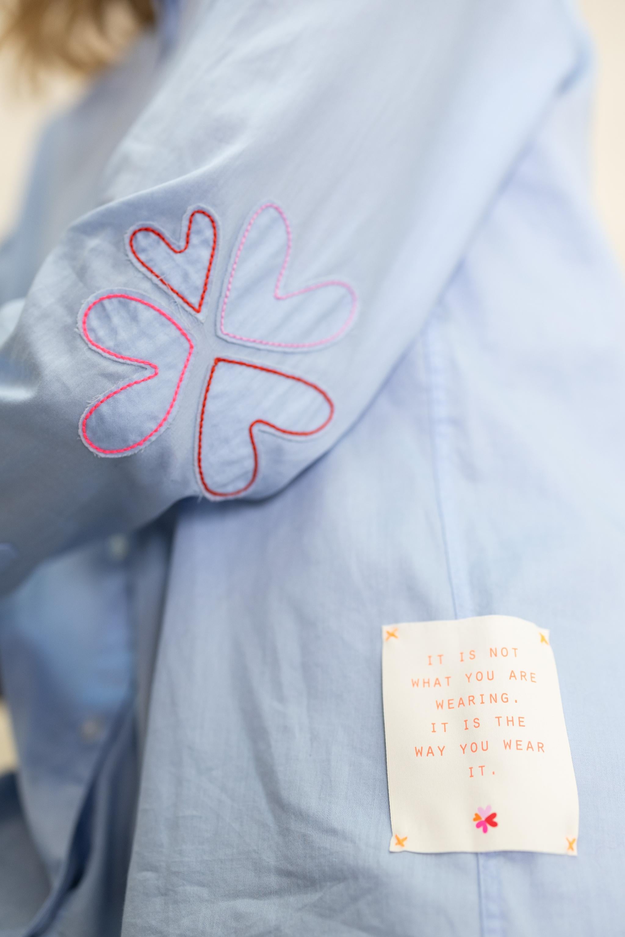 Bluse Herzblumen-Patch an Ärmel