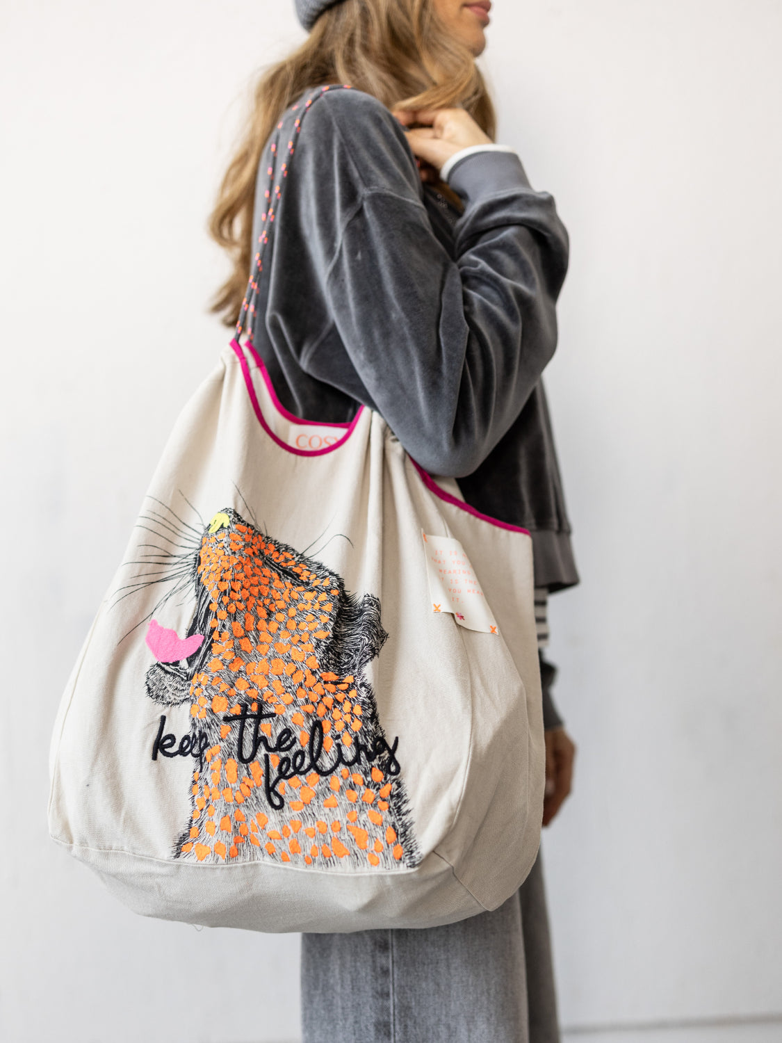 Shopper with embroidery