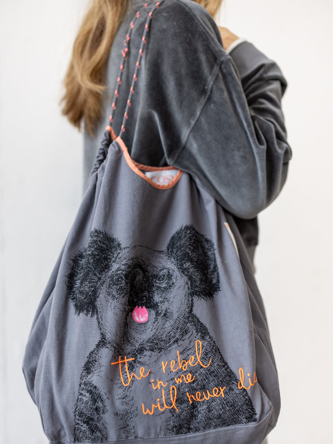 Shopper with embroidery