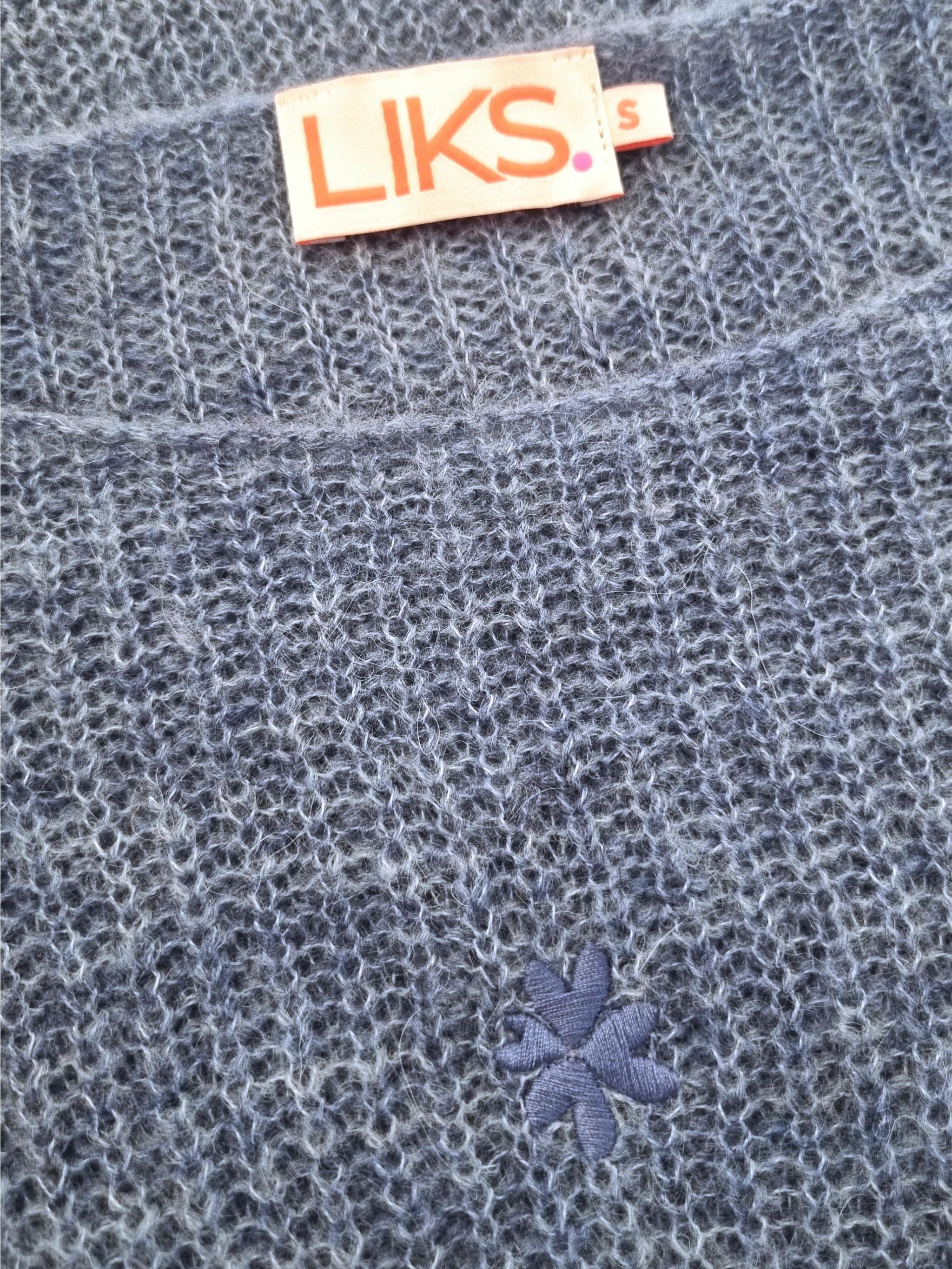 Lightweight knit sweater with heart flower