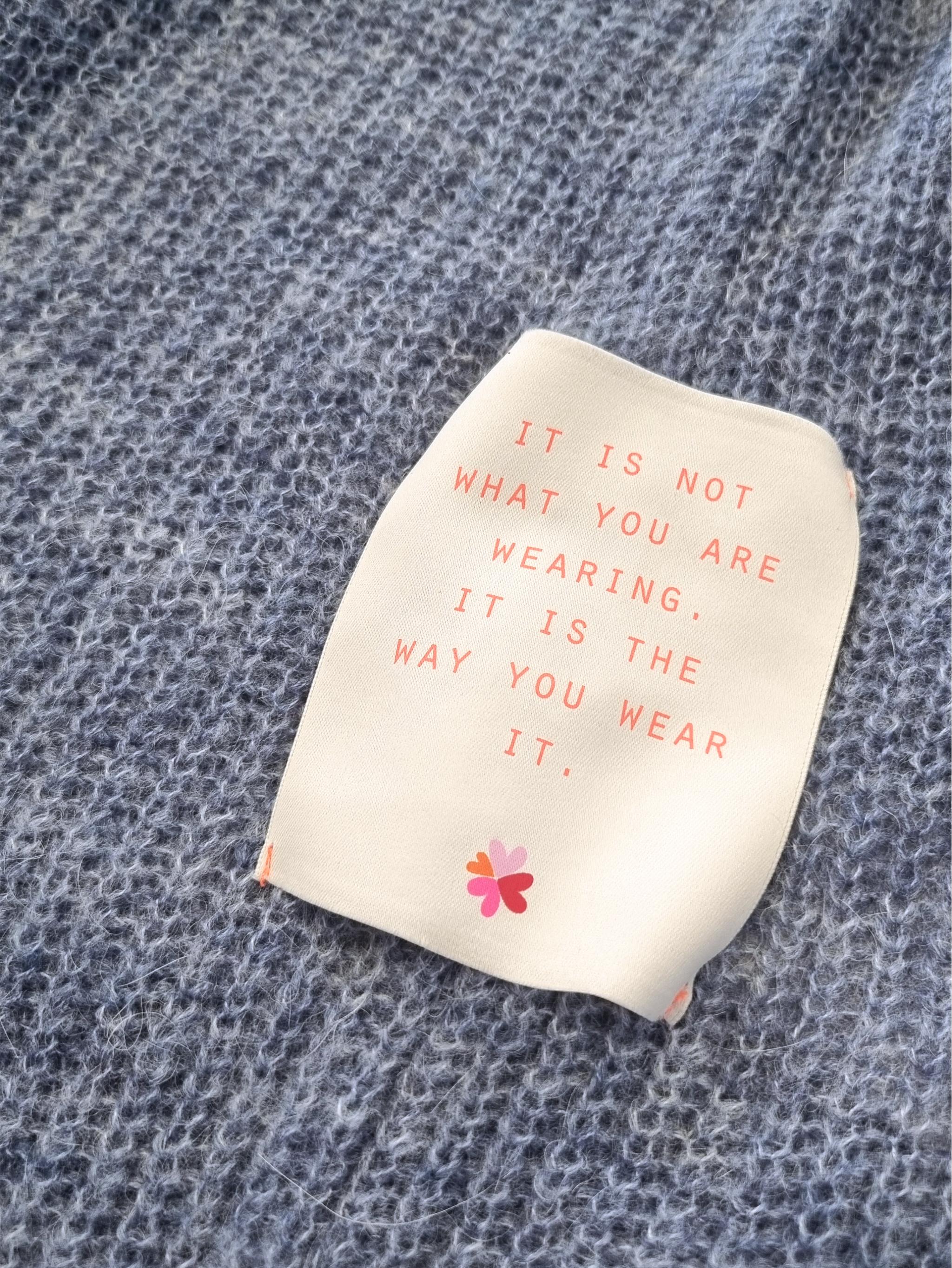 Leichter Strickpullover mit Herzblume