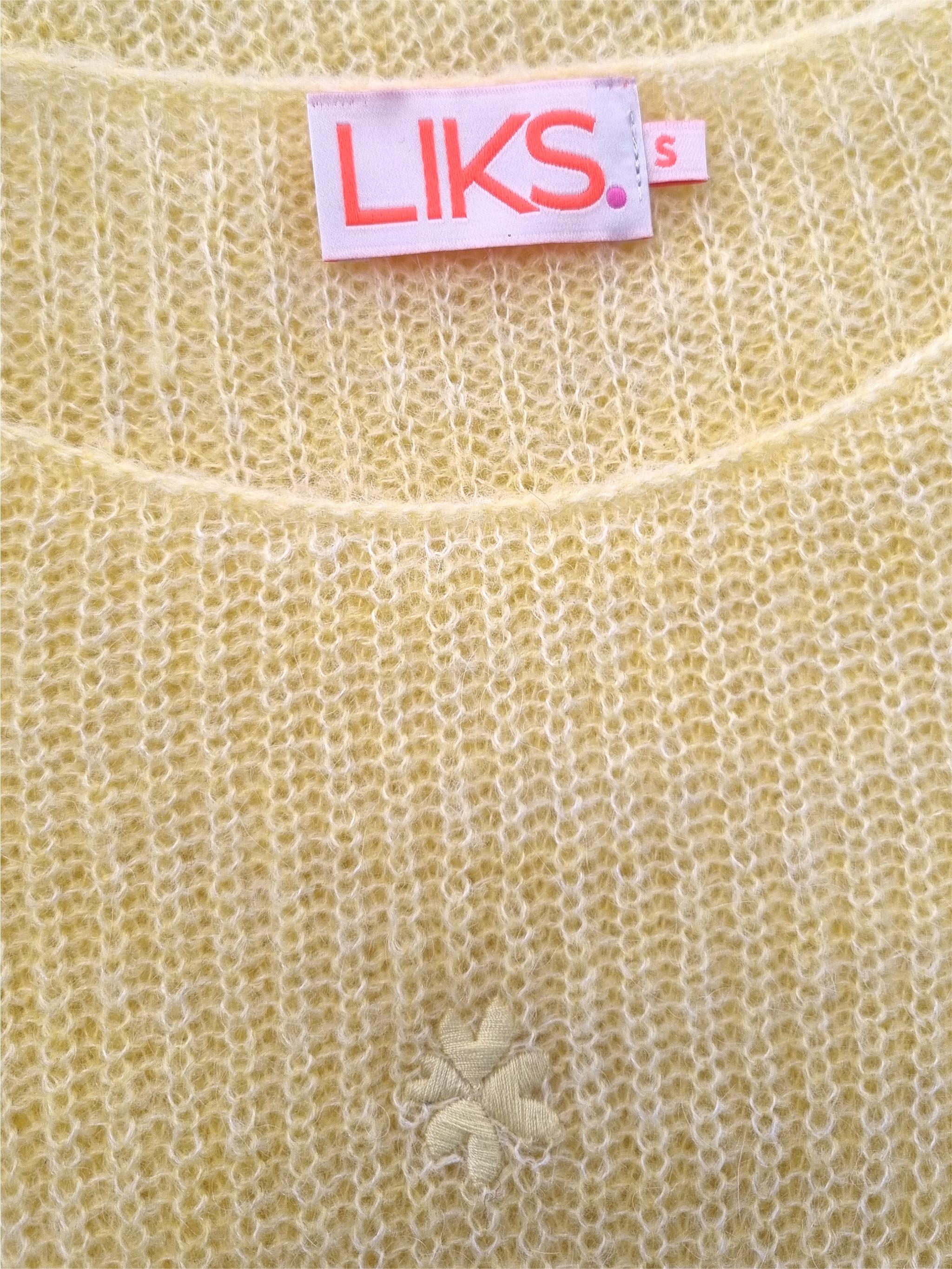 Lightweight knit sweater with heart flower
