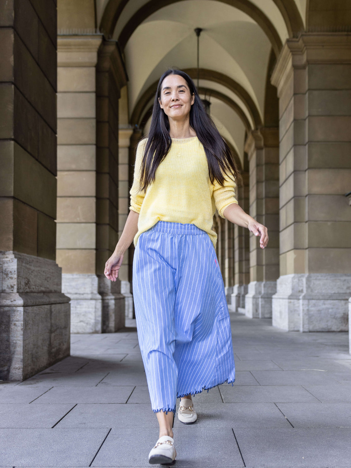 Leichter Strickpullover mit Herzblume