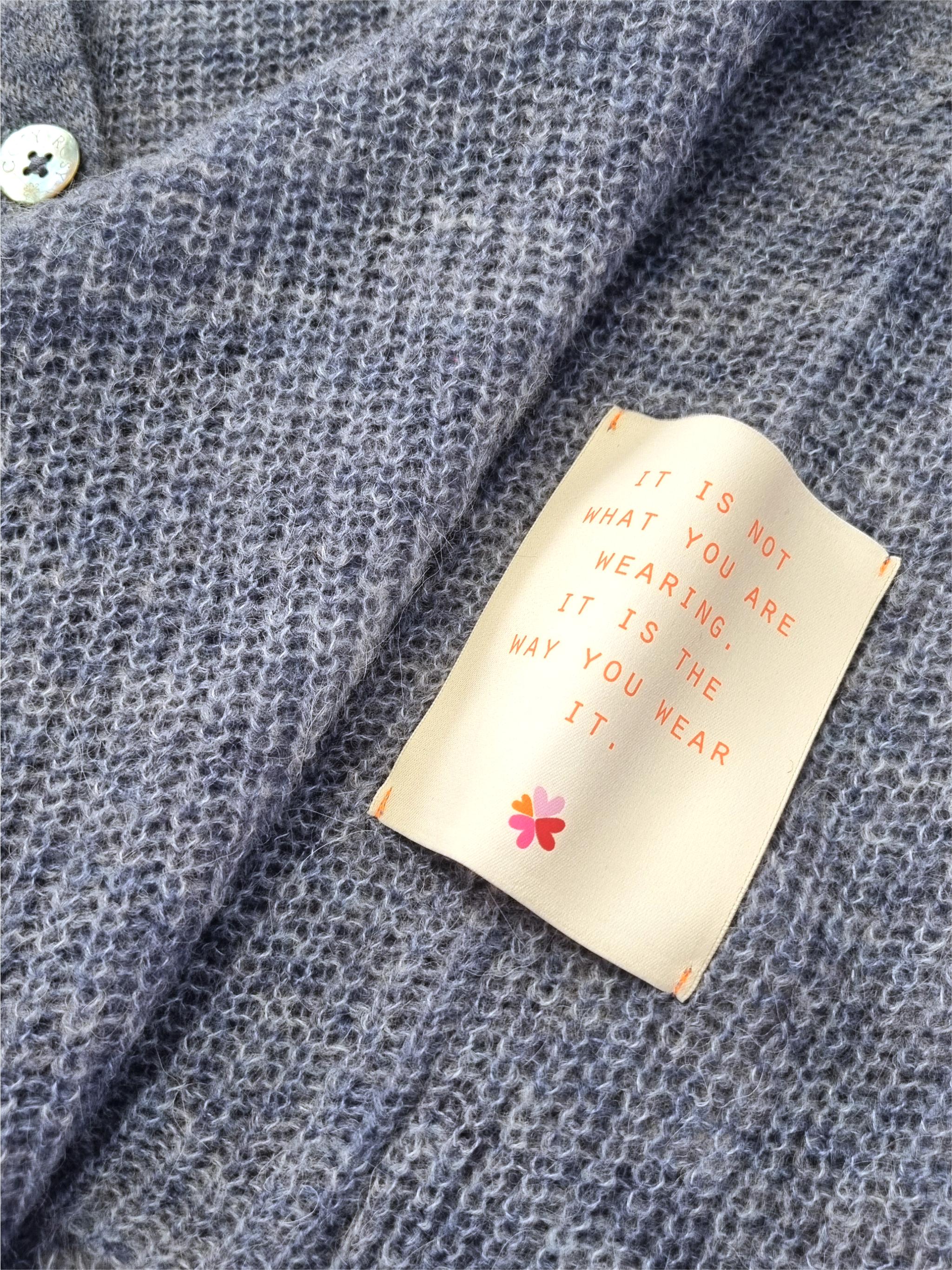 Leichte Strickjacke mit Herzblume