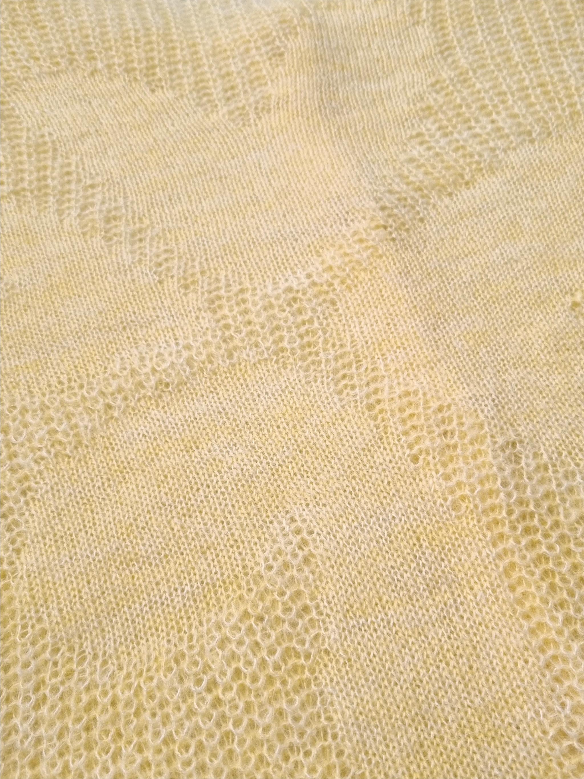 Leichte Strickjacke mit Herzblume