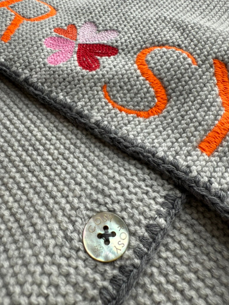 Strickweste mit Kapuze und Stickerei