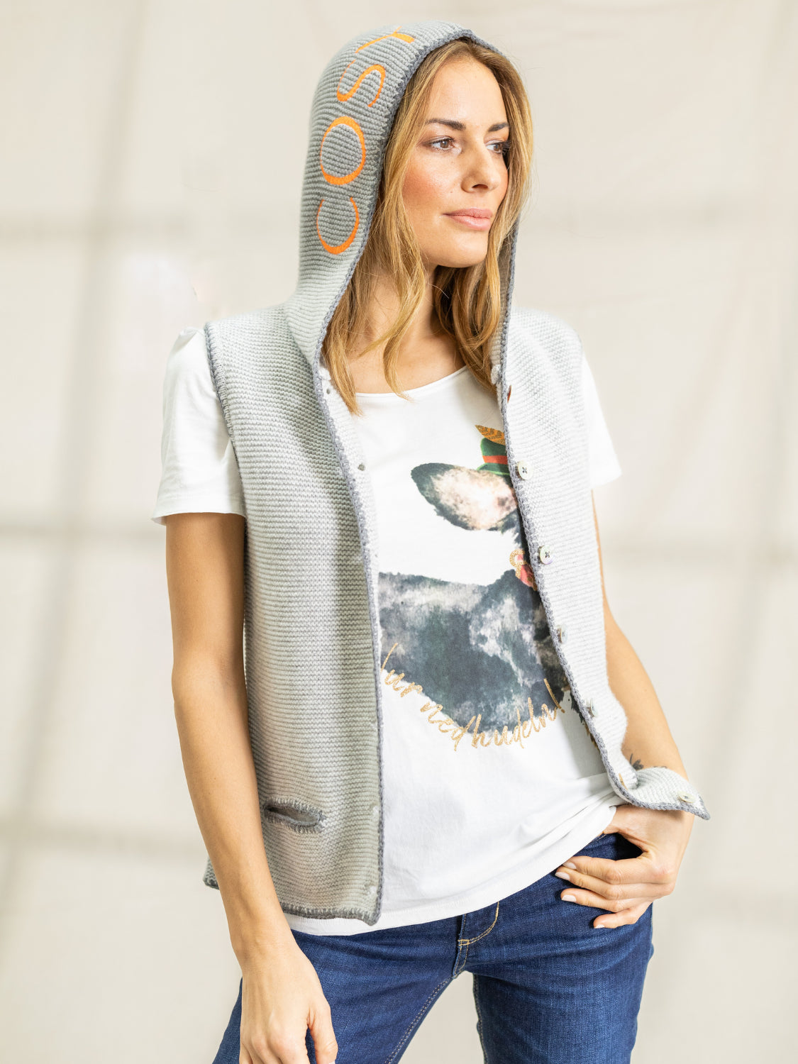Gilet en maille à capuche brodé