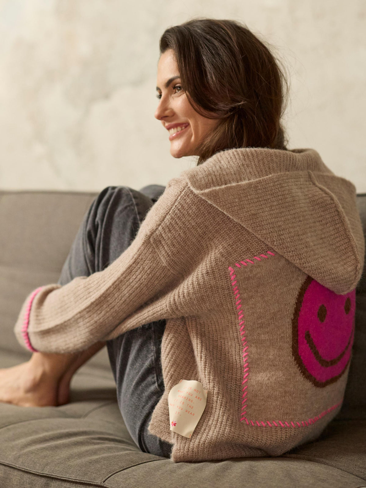 Damen Strickpullover mit Kapuze und Smilie Patch am Rücken aus Woll-Alpaka Mischung - DaisyC