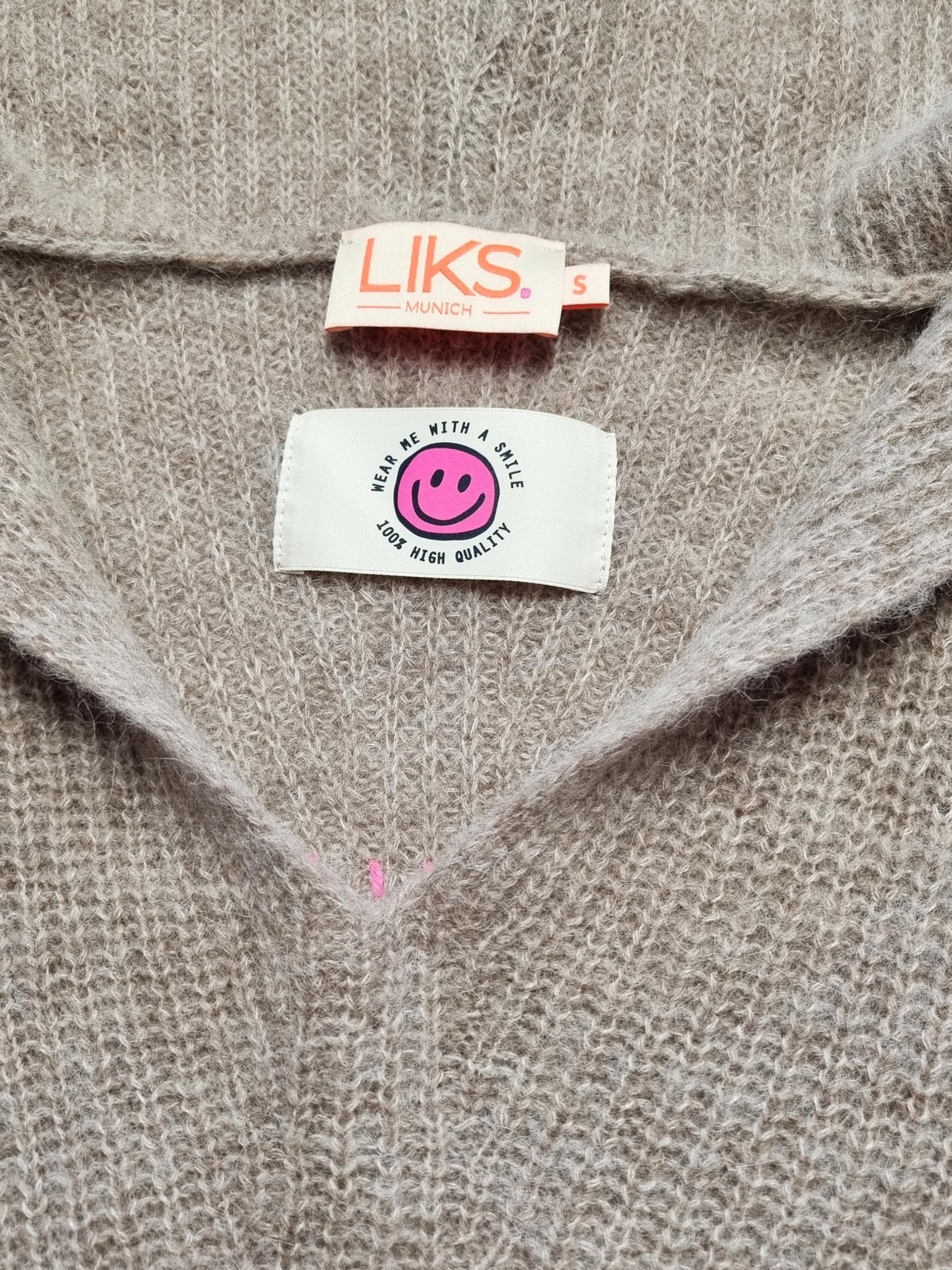 Damen Strickpullover mit Kapuze und Smilie Patch am Rücken aus Woll-Alpaka Mischung - DaisyC