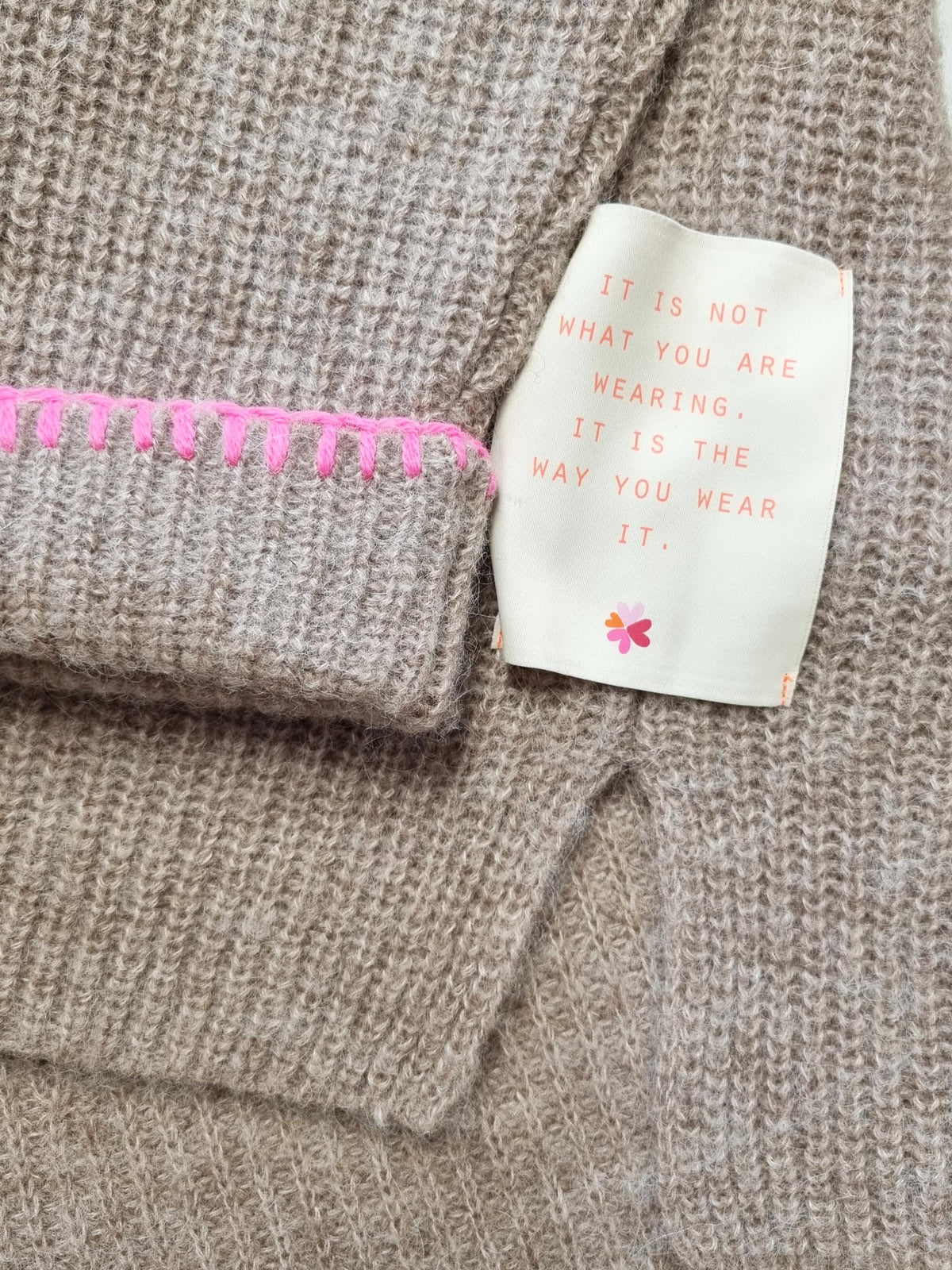 Damen Strickpullover mit Kapuze und Smilie Patch am Rücken aus Woll-Alpaka Mischung - DaisyC