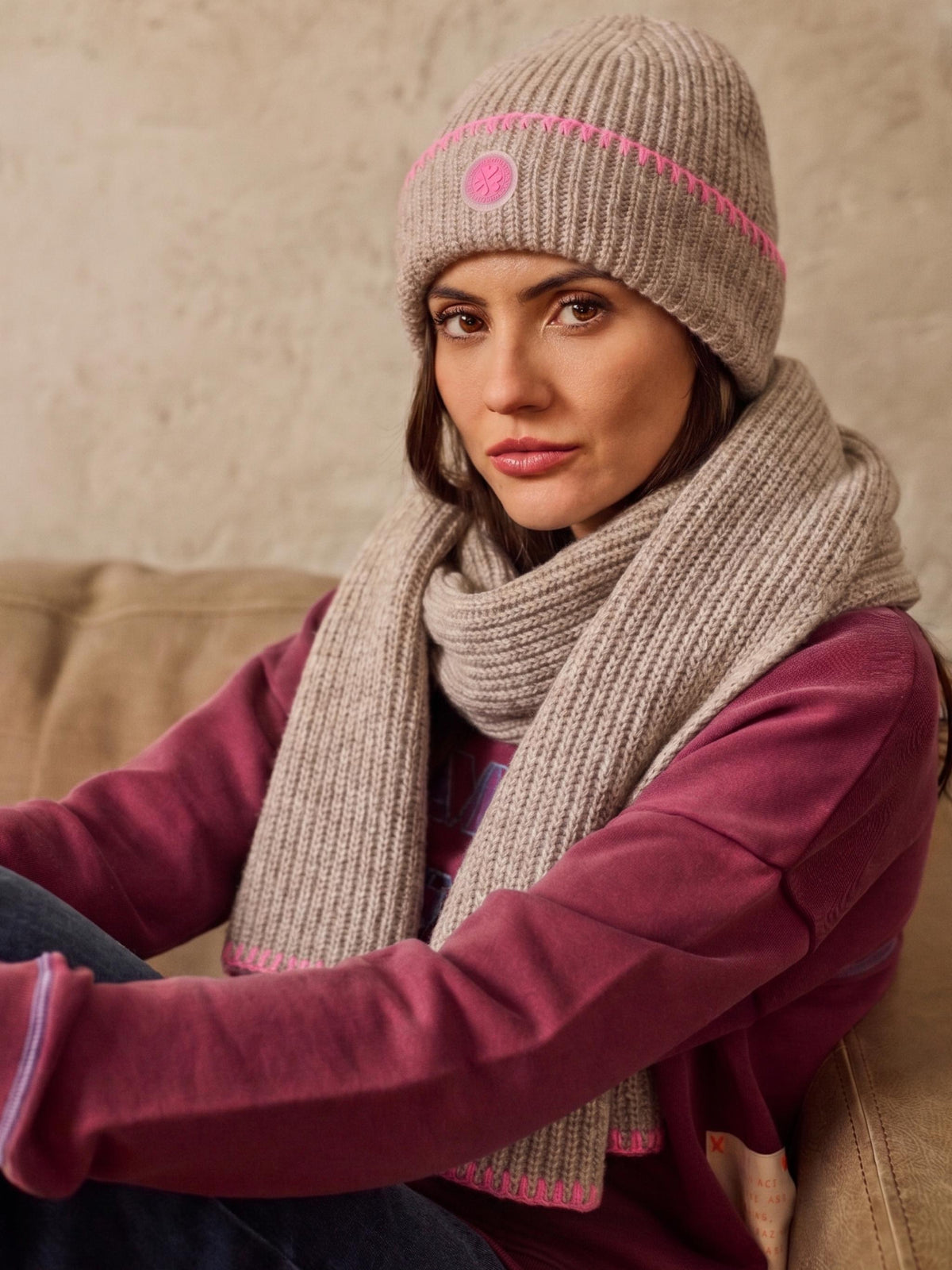 Damen Strickschal mit Logopatch und kontrastfarbenem Handstich aus Woll - Alpaka - Mischung - DoriC